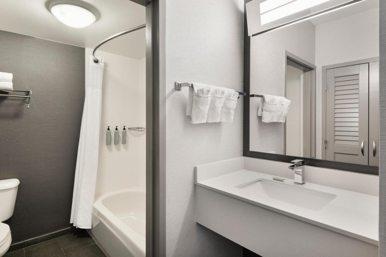 Courtyard By Marriott Burlington Hotell Eksteriør bilde