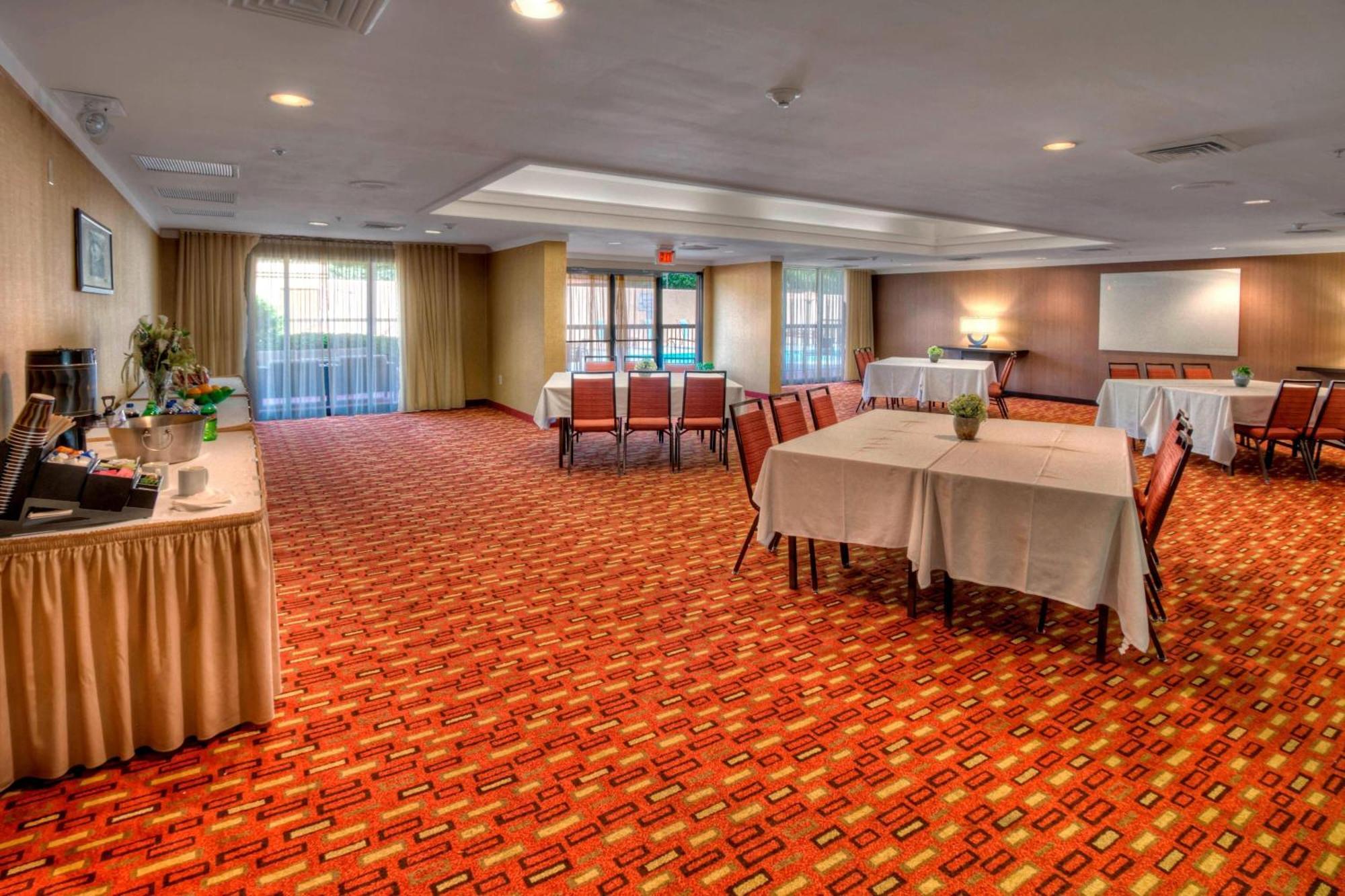 Courtyard By Marriott Burlington Hotell Eksteriør bilde
